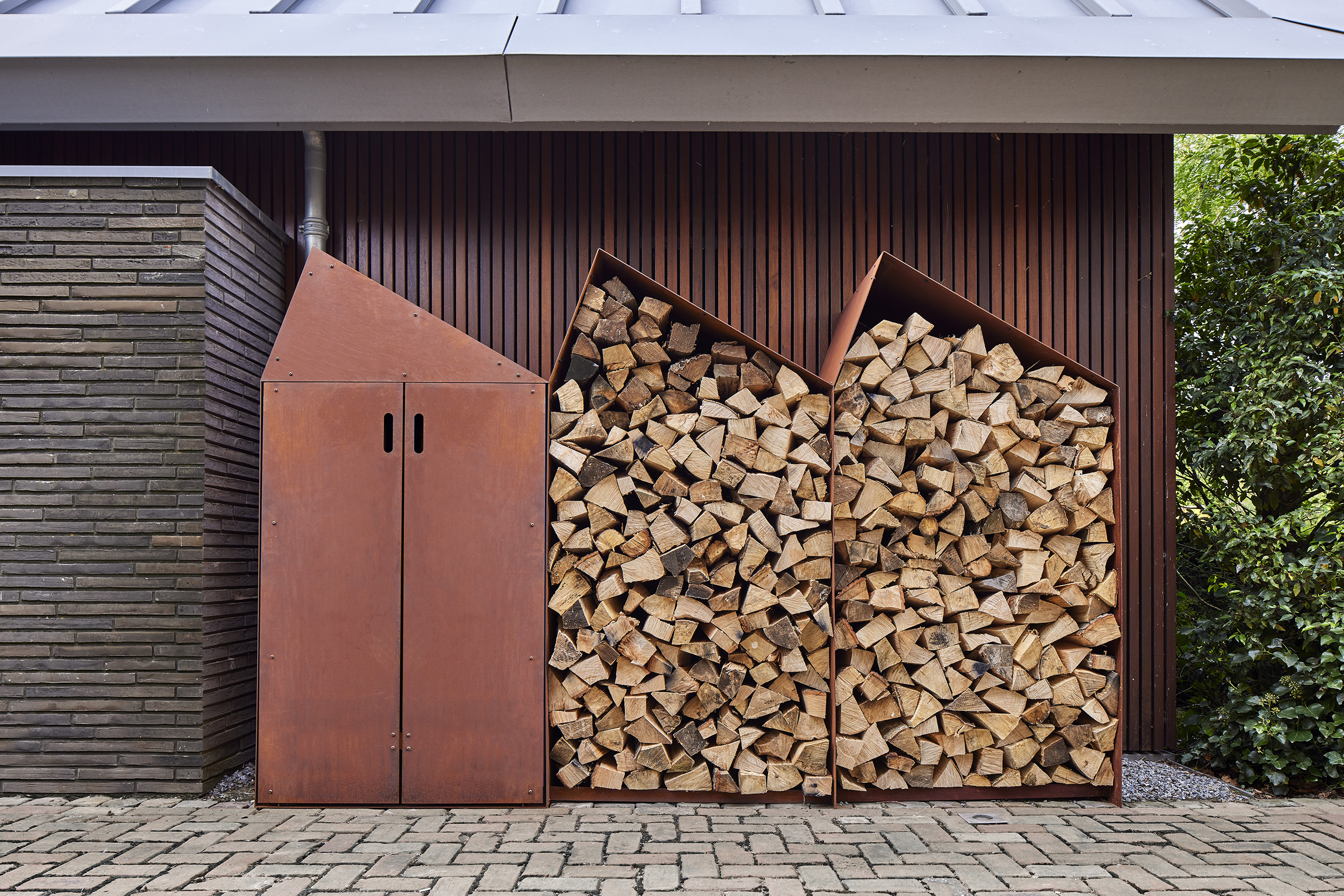 Holzlager Sheddak mit Türen